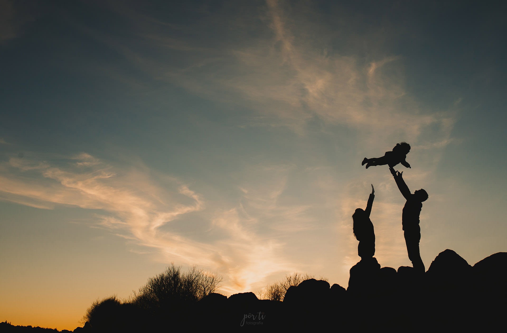 Sesión fotográfica de familia en la sierra de Guadarrama. Fotógrafo de familias en los Molinos. Sesión de fotos al atardecer.