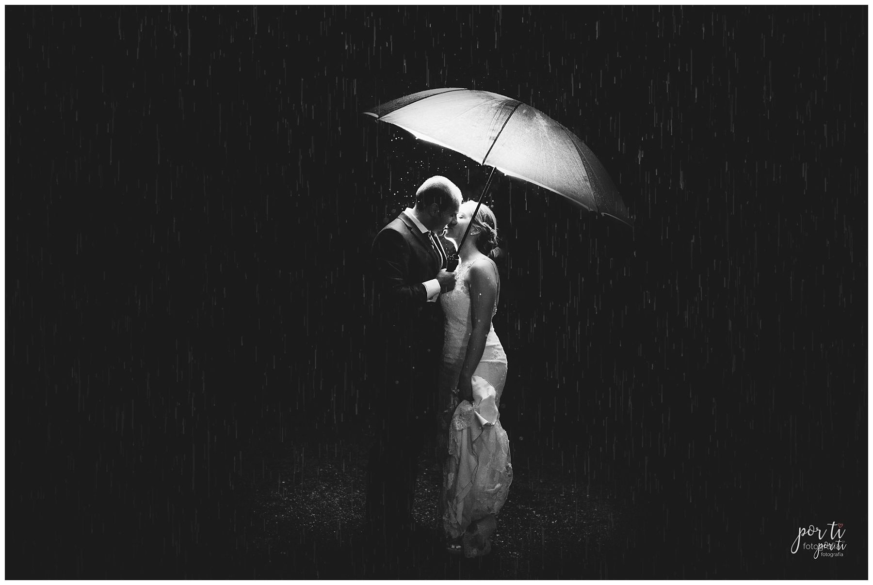 Boda romántica bajo la lluvia en Collado Villalba