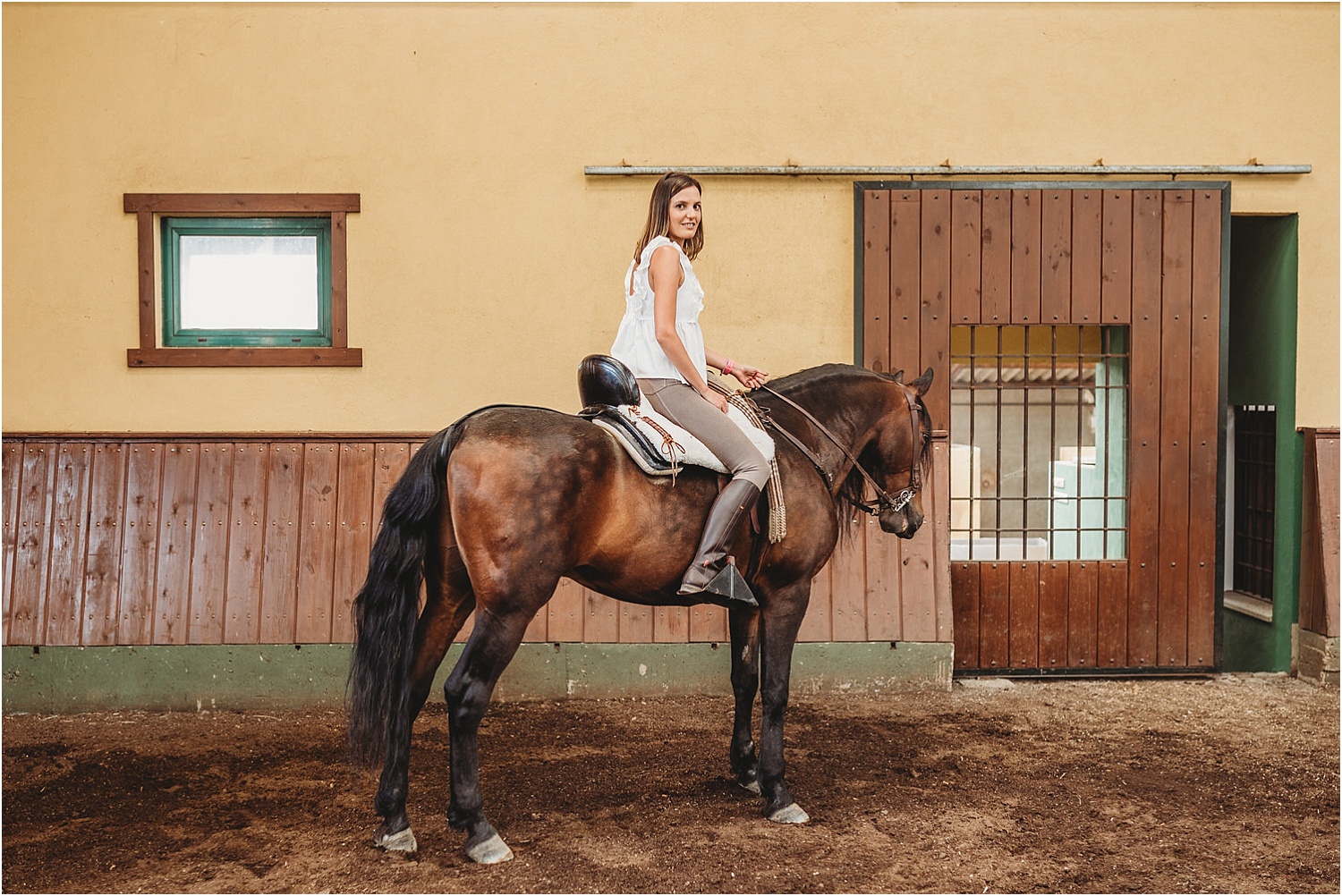 Sesión de fotos de pareja en un hípica.