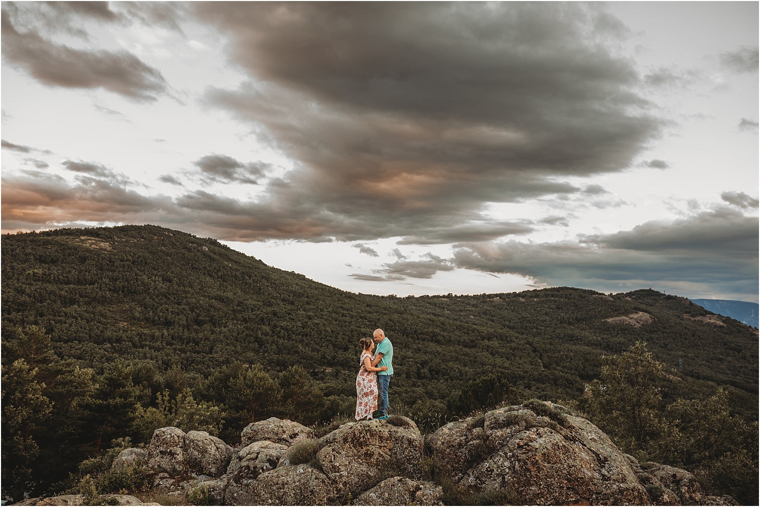 Sesiones fotográficas de pareja al atardecer en la naturaleza