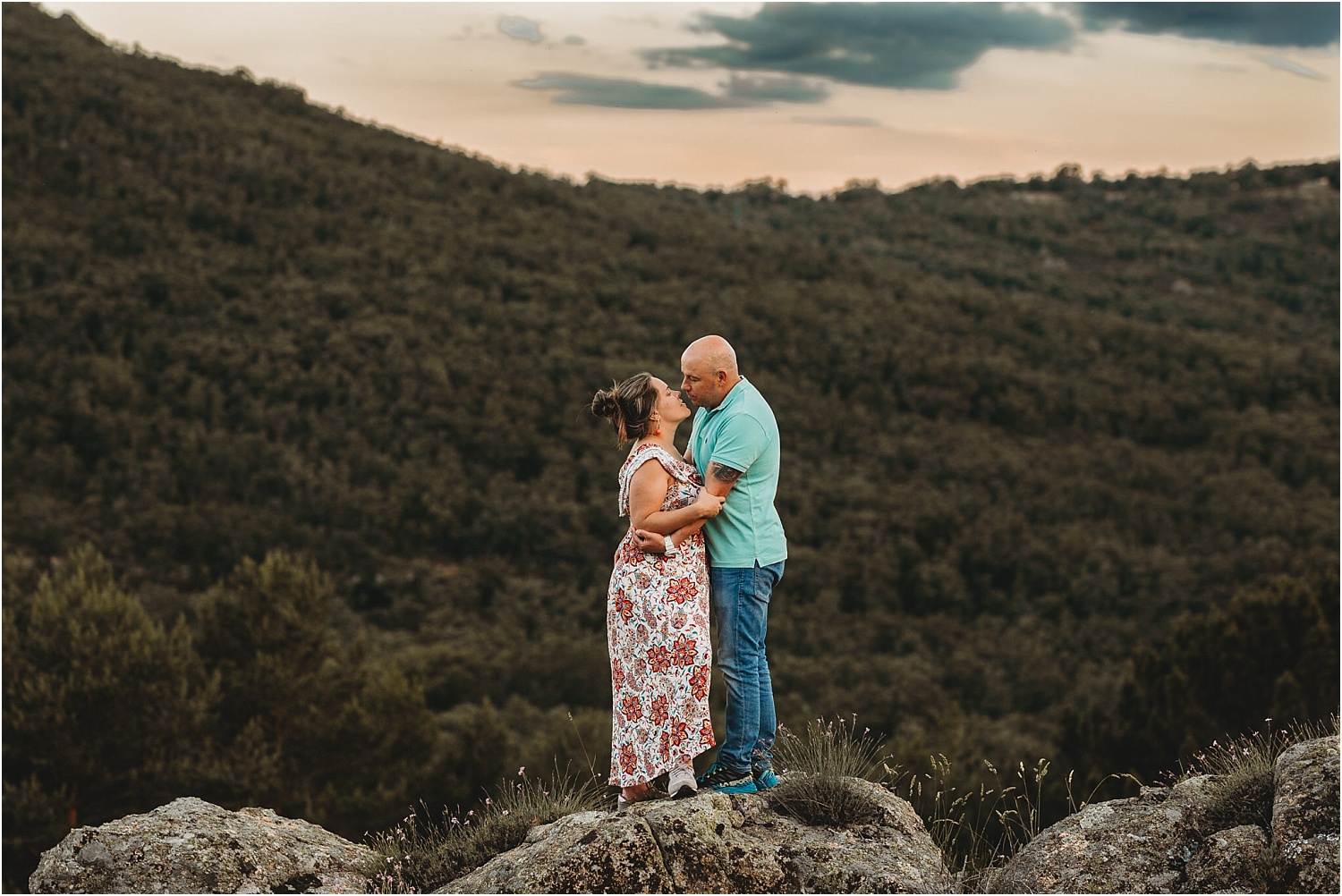 Sesiones fotos de pareja al atardecer en la naturaleza