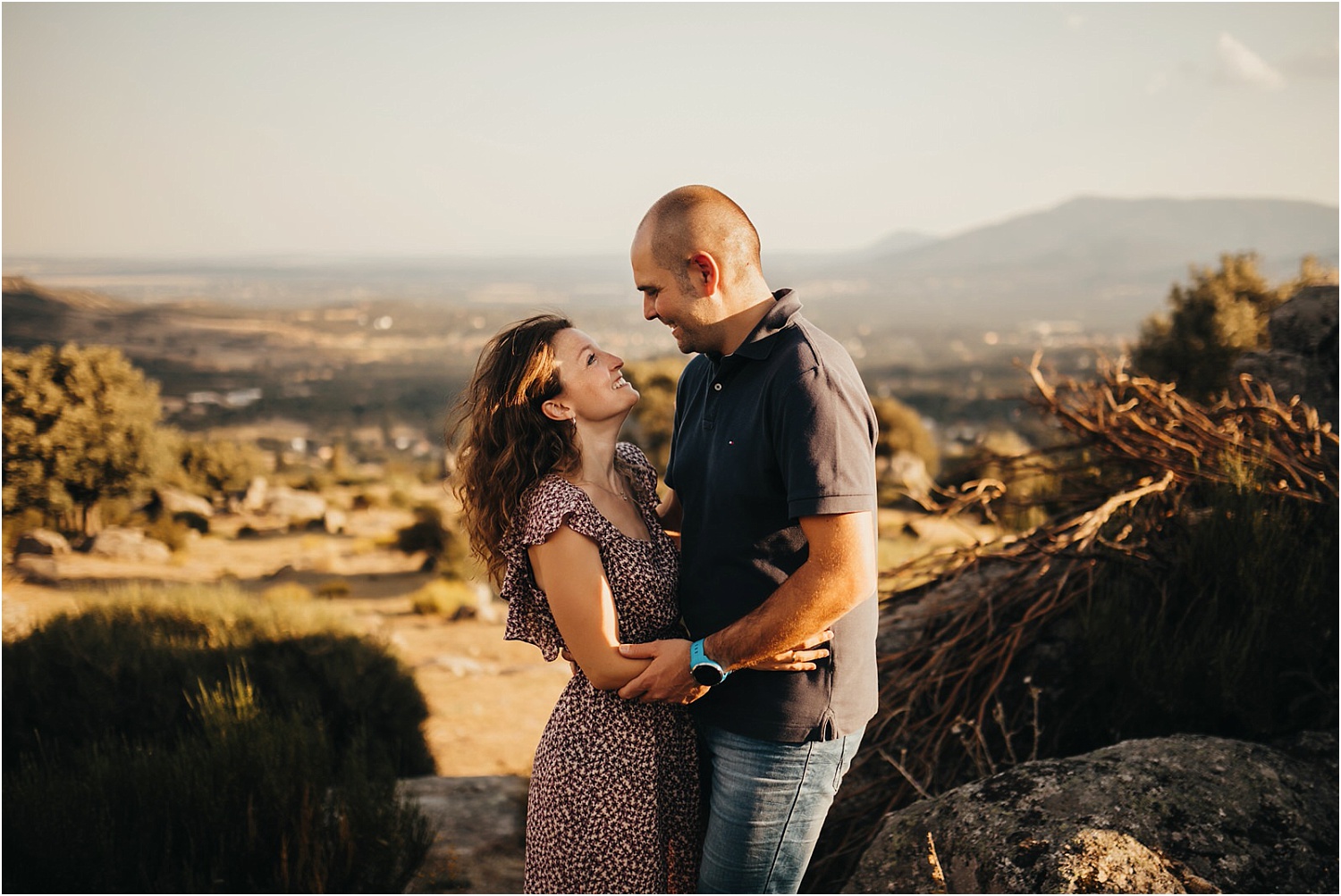 retrado de pareja al atardecer