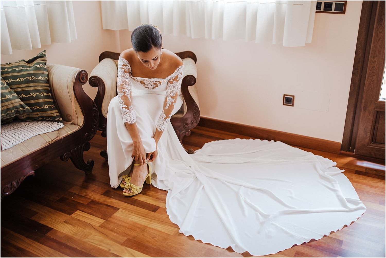 novia-acomodando-sus-zapatos-de-boda