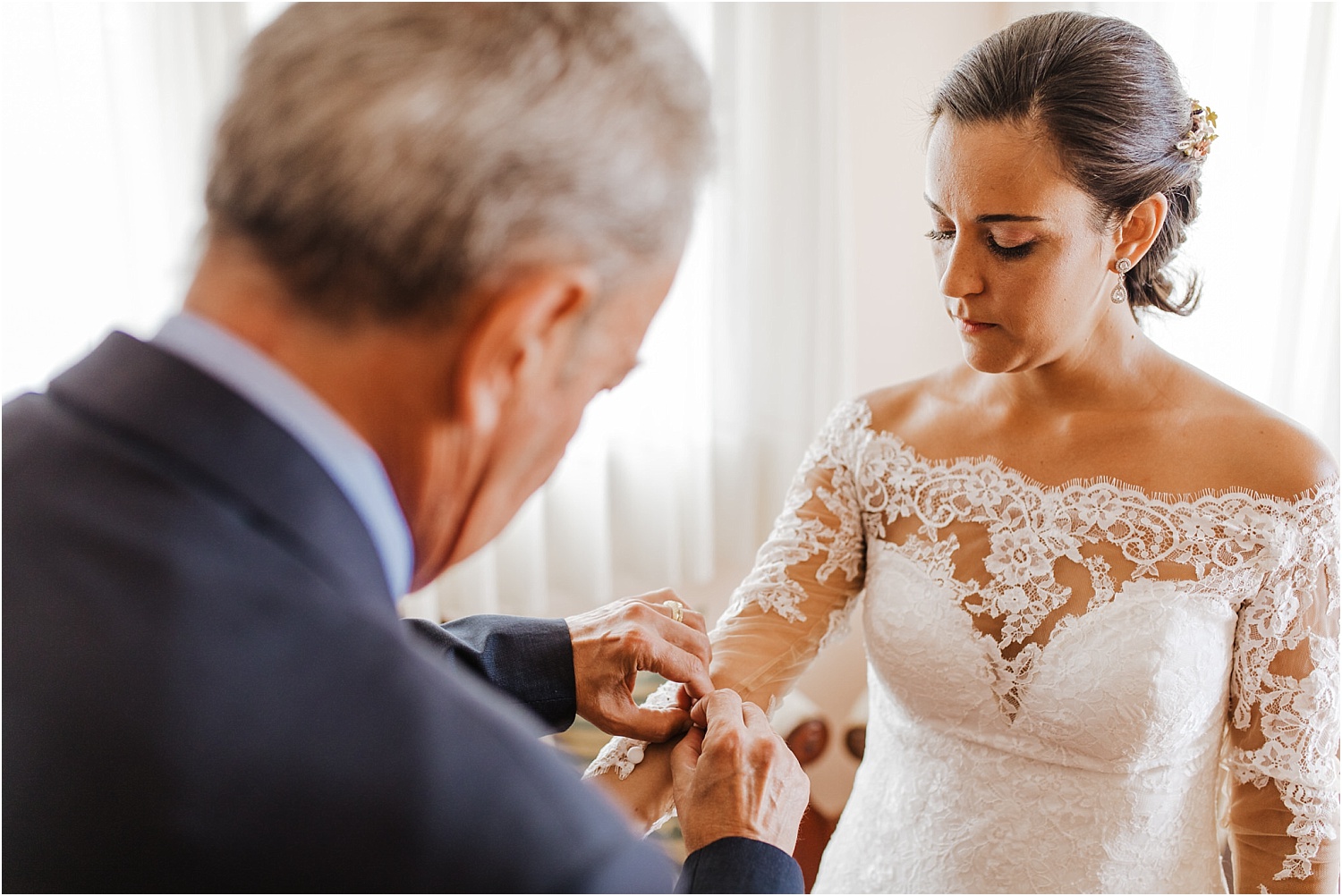 padre-ayudando-a-la-novia-con-el-vestido