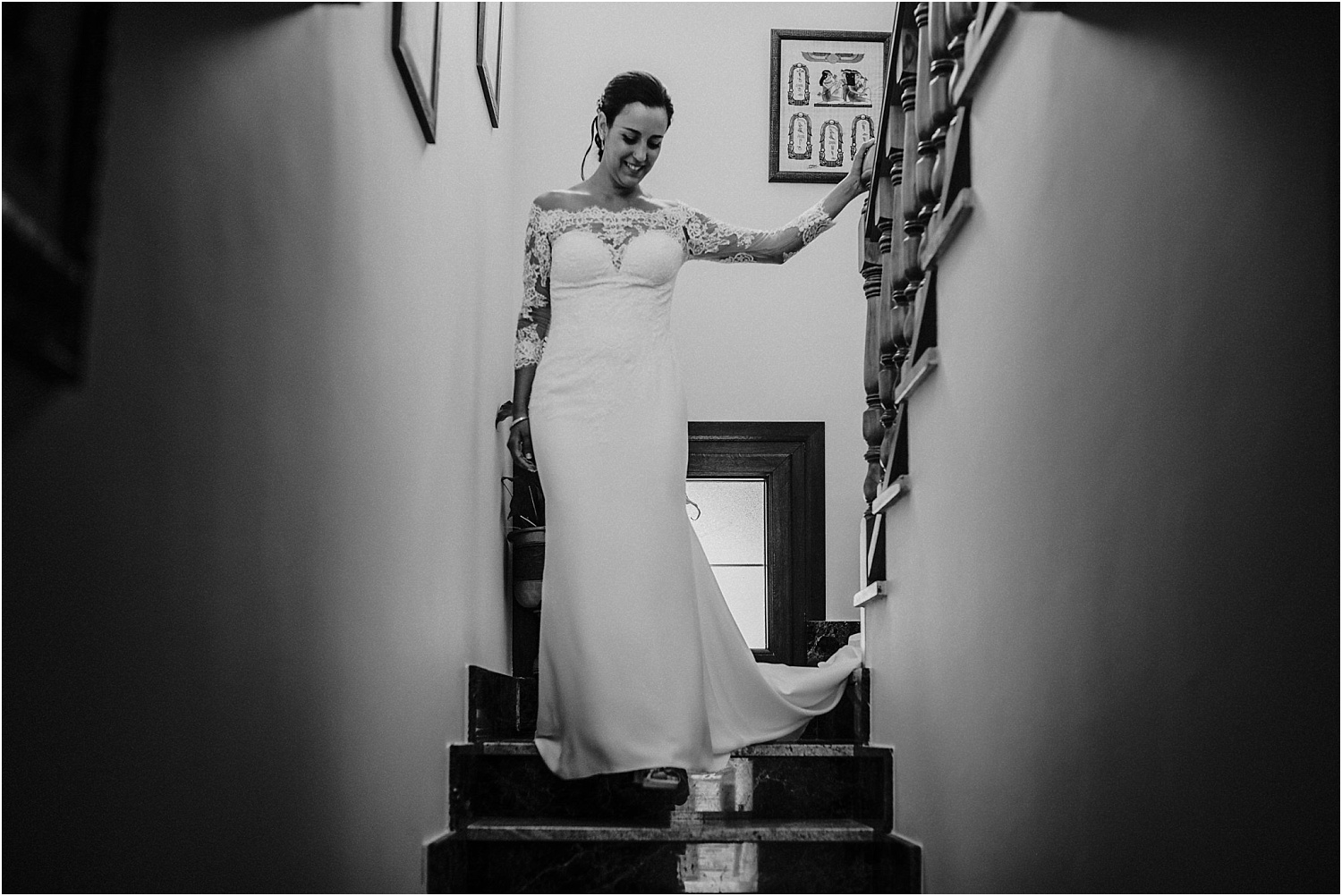 novia bajando por las escaleras