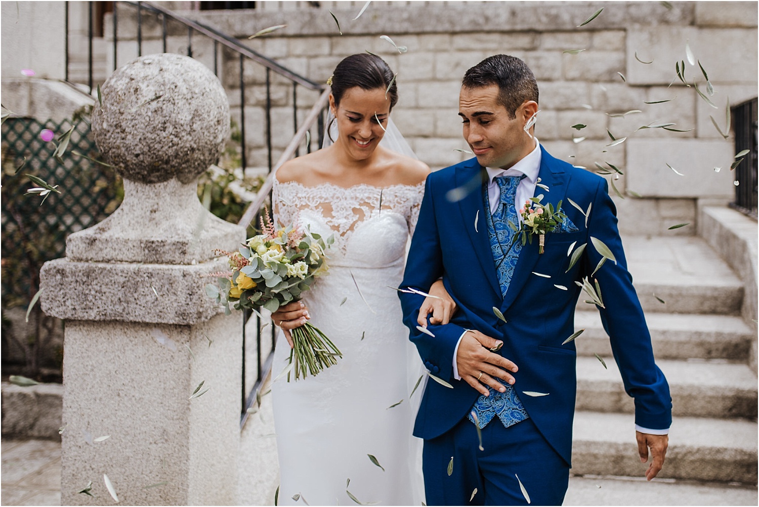 recien casados saliendo de la iglesia