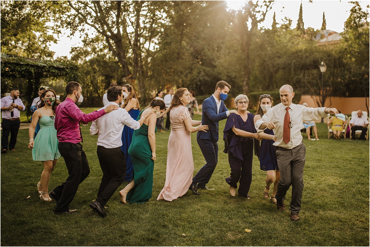 invitados de boda bailando