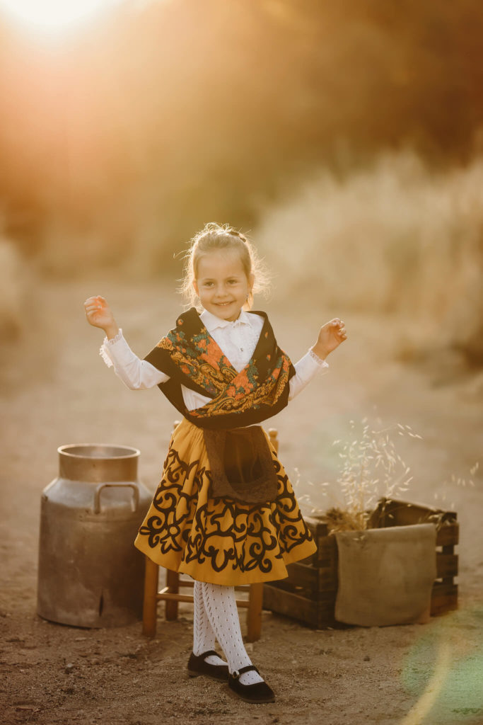 mini-sesion-de-niños-vestidos-de-serranos-en-cercedilla