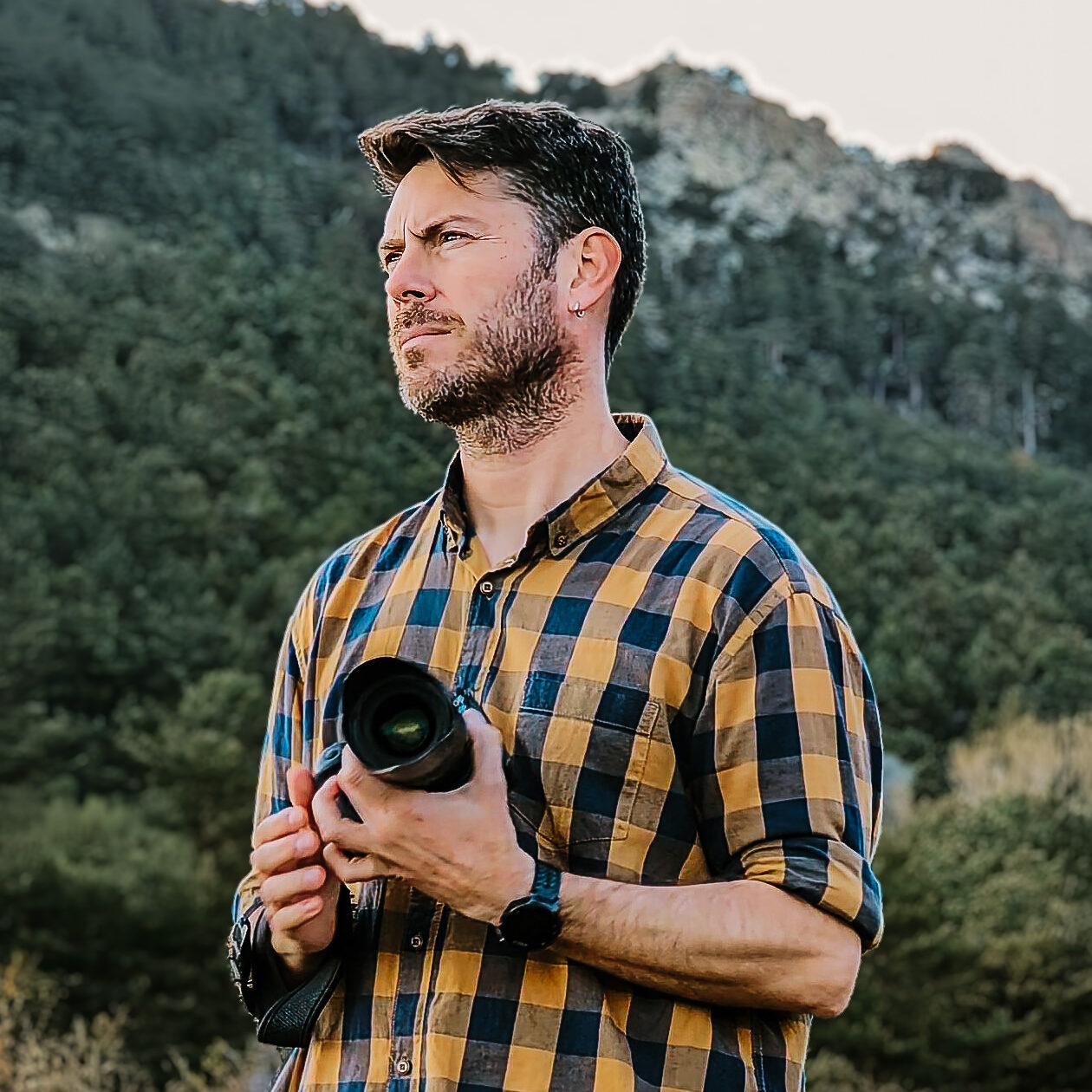 Retrato de Nacho Grassano, fotógrafo de familias y niños al aire libre en Cercedilla.